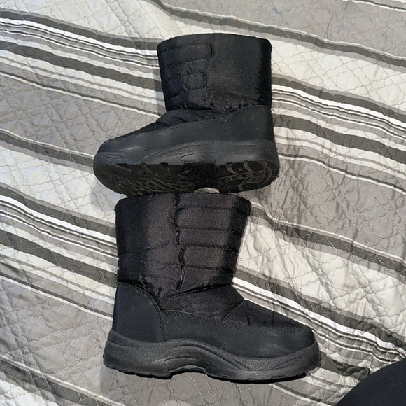 World Famous Sports Kids Youth Black Snow Boots Velcro Closing - Winter Boots - Picture 3 of 7